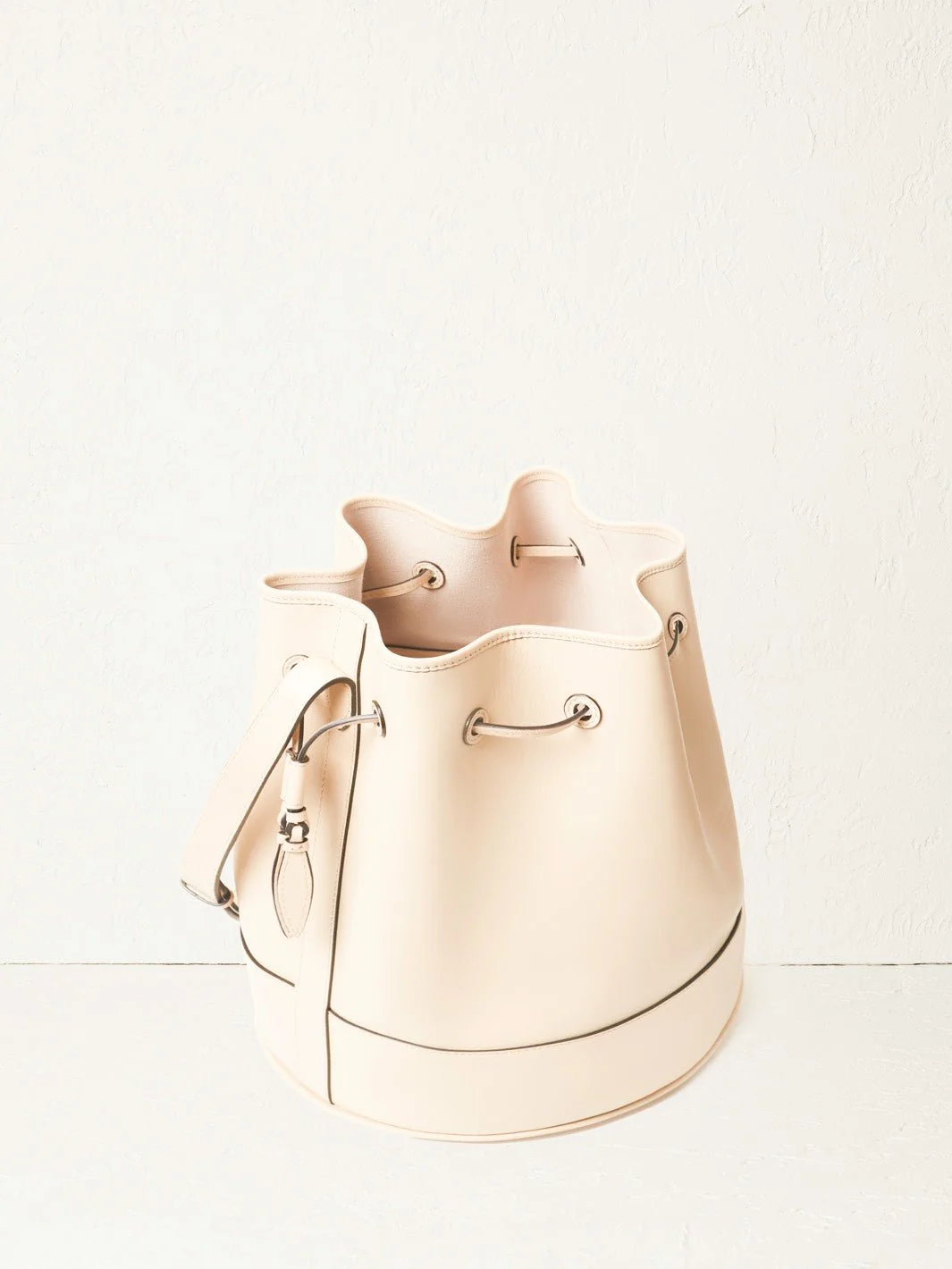 The Extra Large Drawstring in Nappa - Image 11