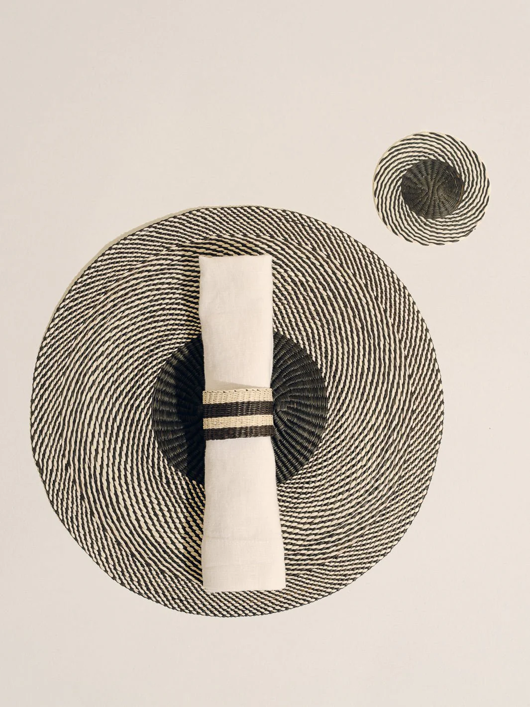 The Napkin Ring Set in Handwoven Iraca - Image 3