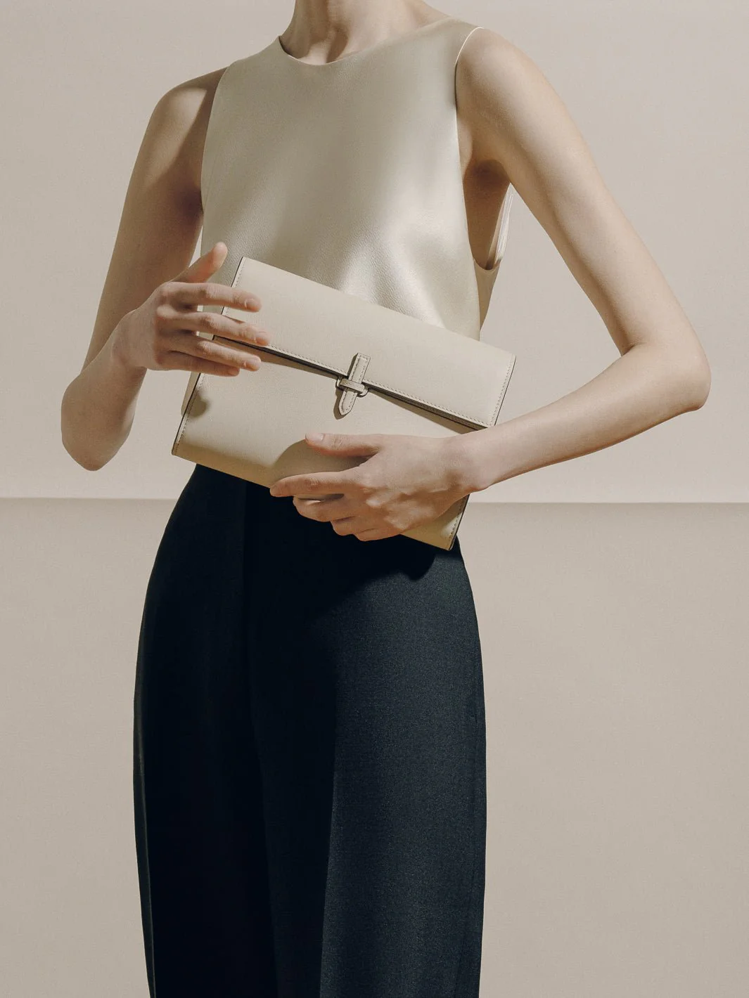 The Large Soft Clutch in Nappa - Image 32