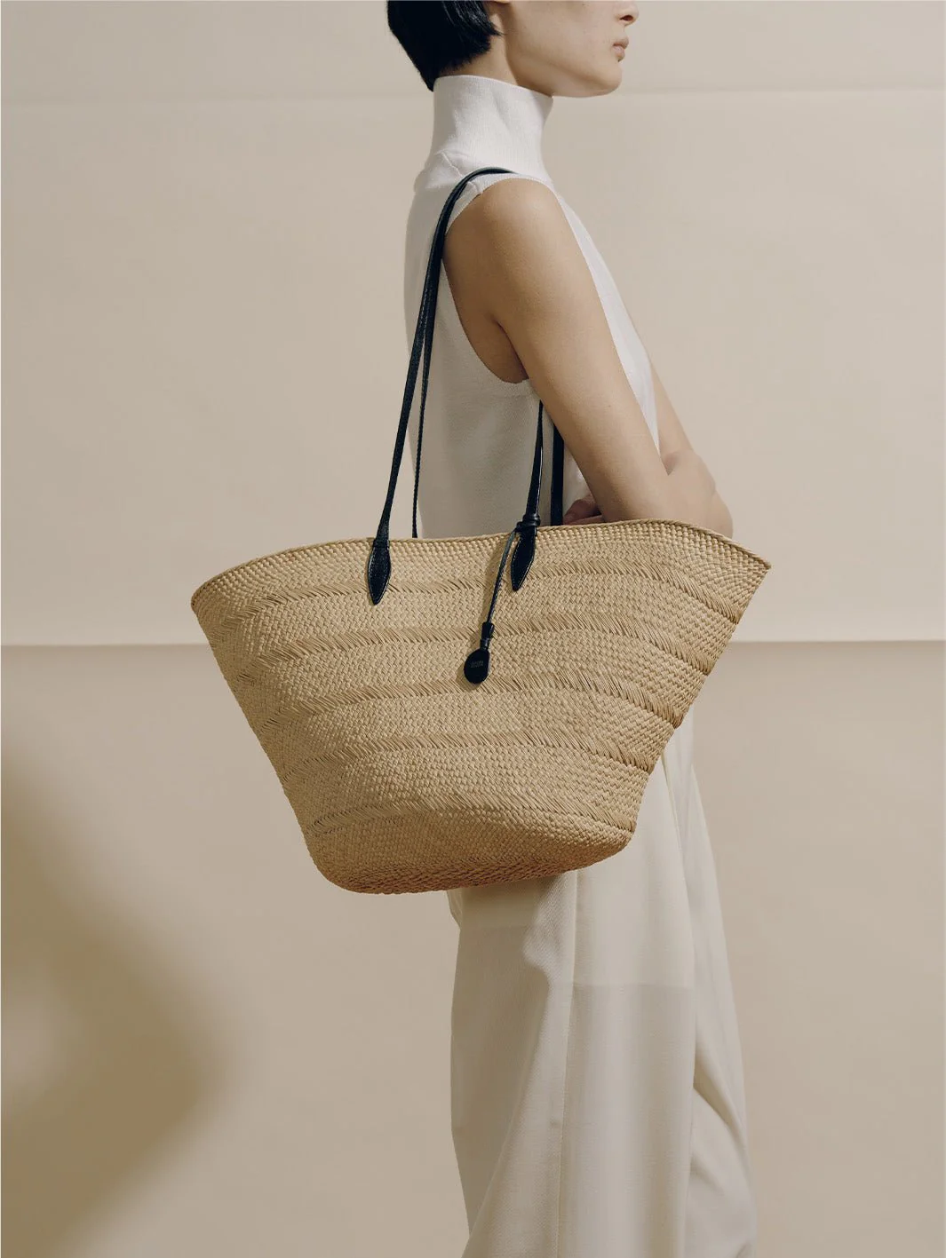 The Large Trapeze Basket in Handwoven Iraca - Image 11