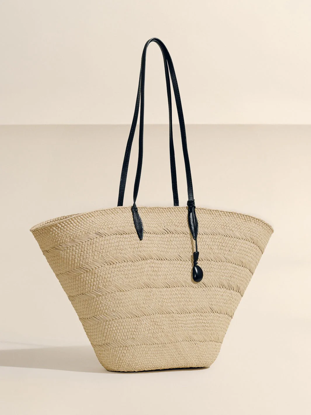 The Large Trapeze Basket in Handwoven Iraca - Image 12