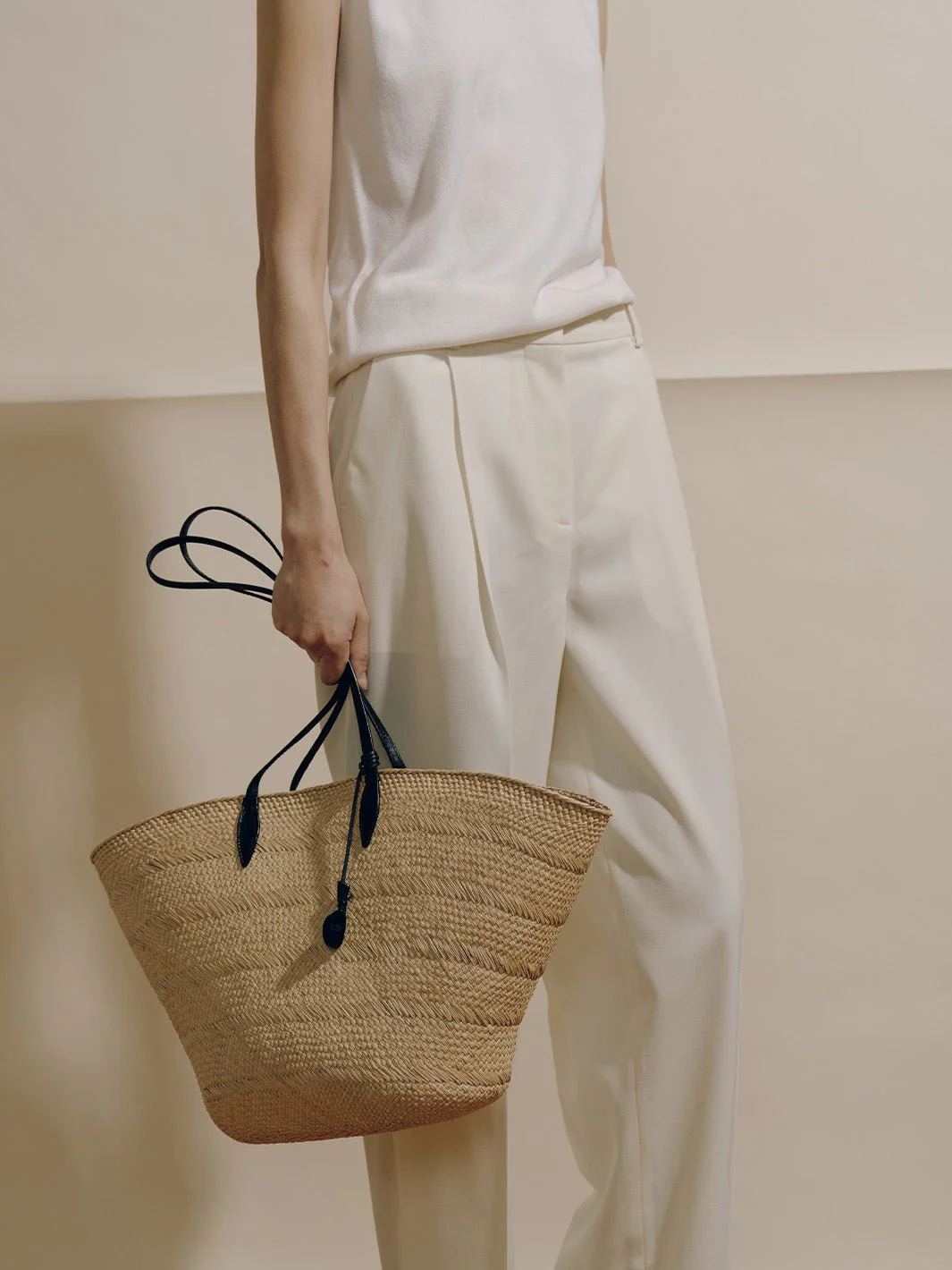 The Large Trapeze Basket in Handwoven Iraca - Image 13