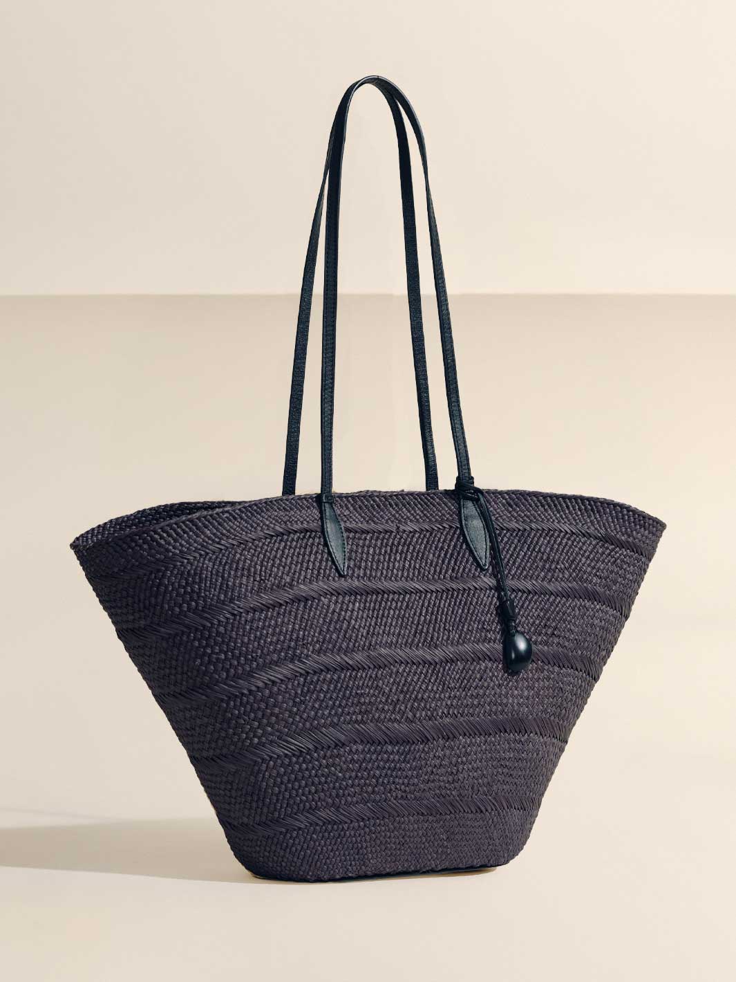 The Large Trapeze Basket in Handwoven Iraca - Image 24