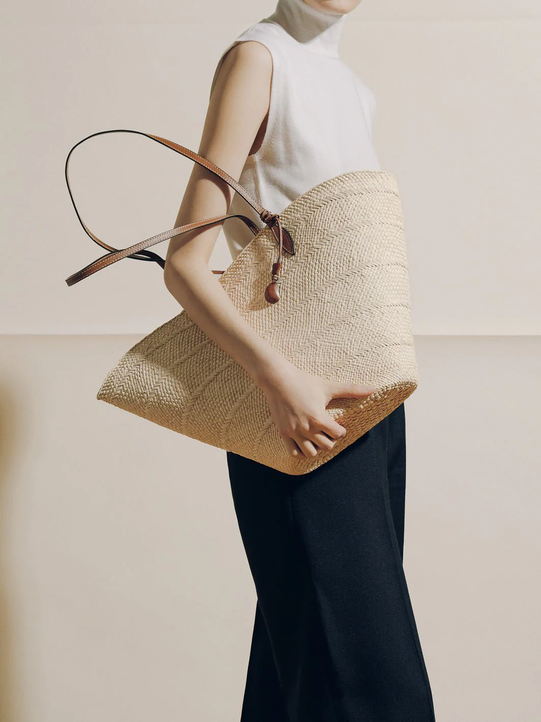 The Large Trapeze Basket in Handwoven Iraca - Image 4