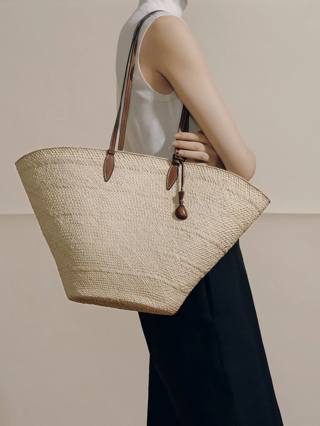 The Large Trapeze Basket in Handwoven Iraca - Image 6