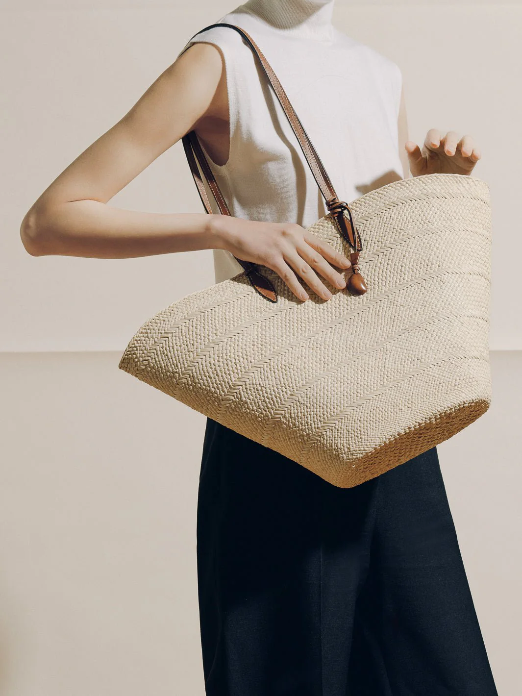 The Large Trapeze Basket in Handwoven Iraca - Image 8