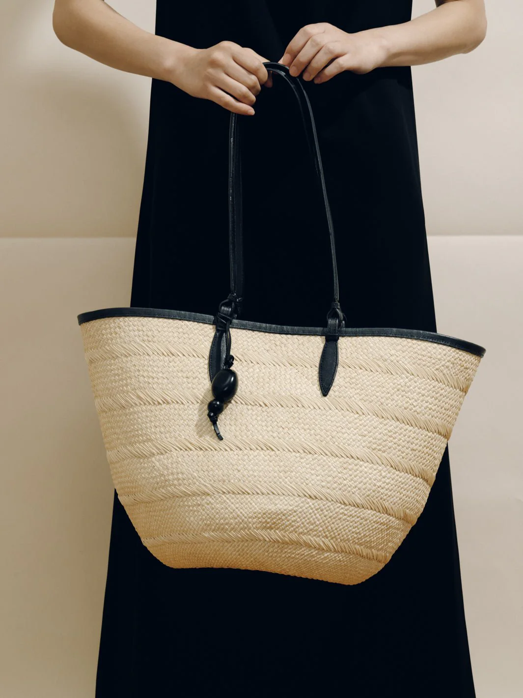 The Medium Basket in Handwoven Iraca - Image 11