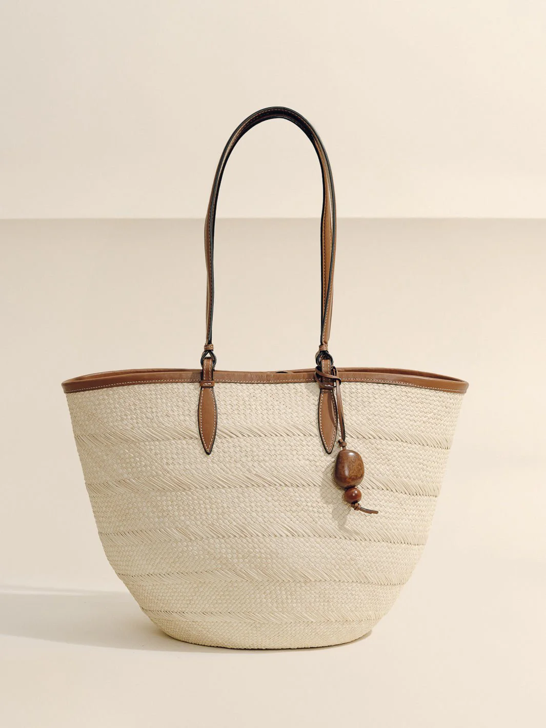 The Medium Basket in Handwoven Iraca - Image 12