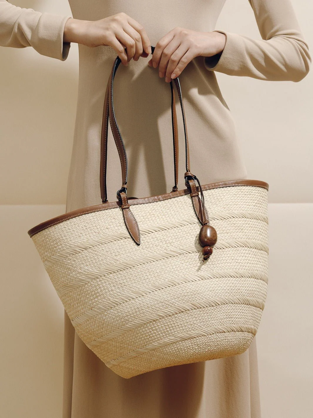 The Medium Basket in Handwoven Iraca - Image 13