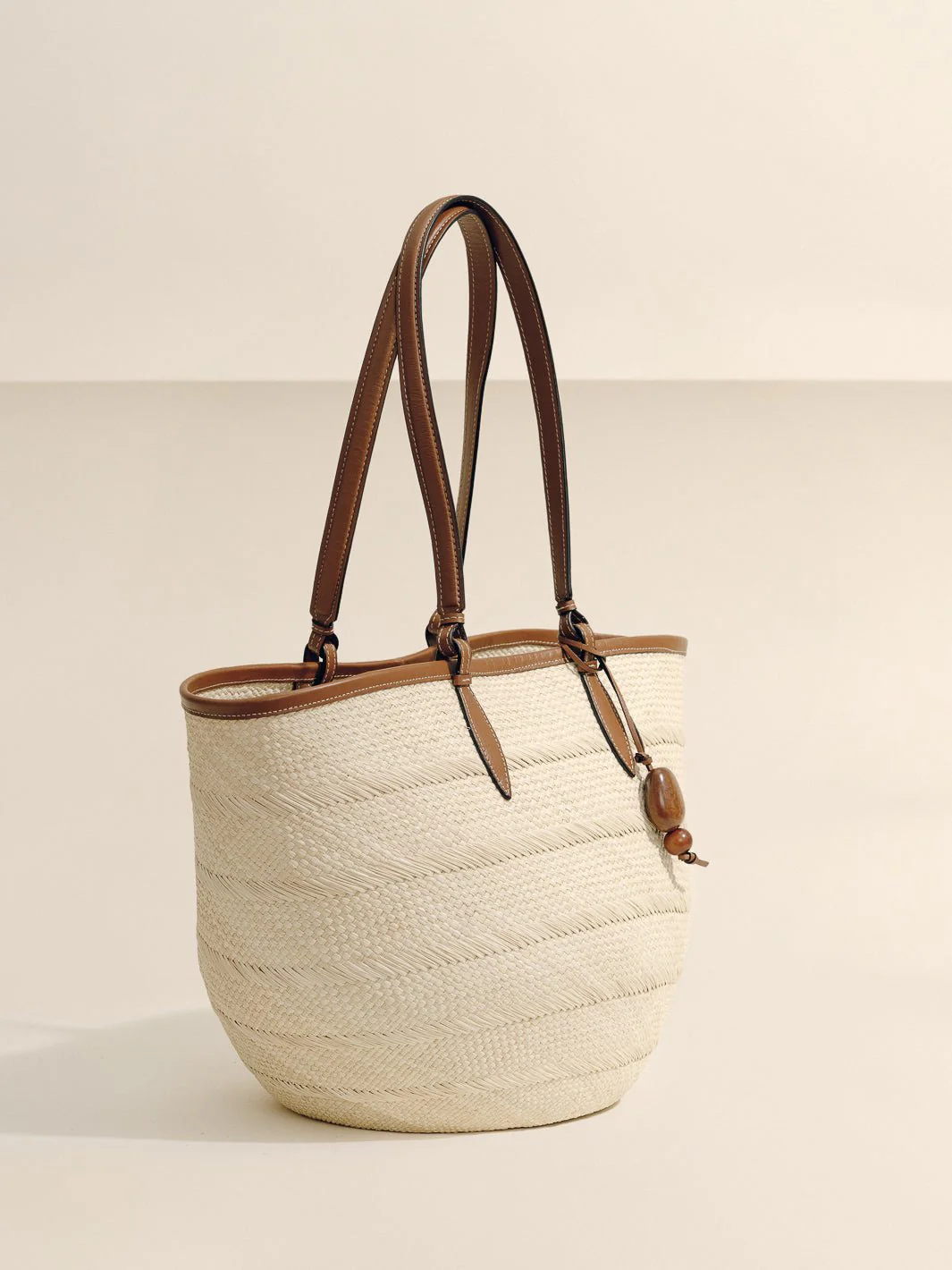 The Medium Basket in Handwoven Iraca - Image 14
