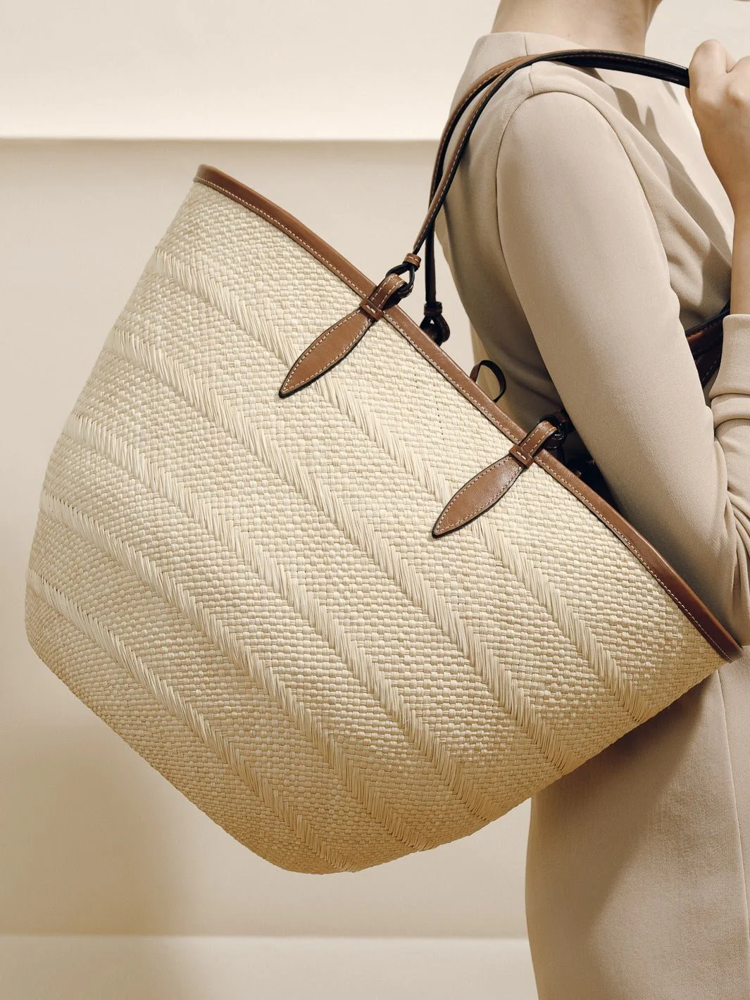 The Medium Basket in Handwoven Iraca - Image 15