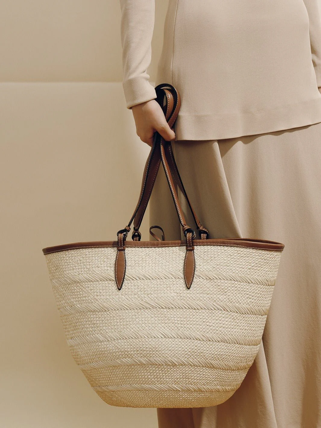 The Medium Basket in Handwoven Iraca - Image 17