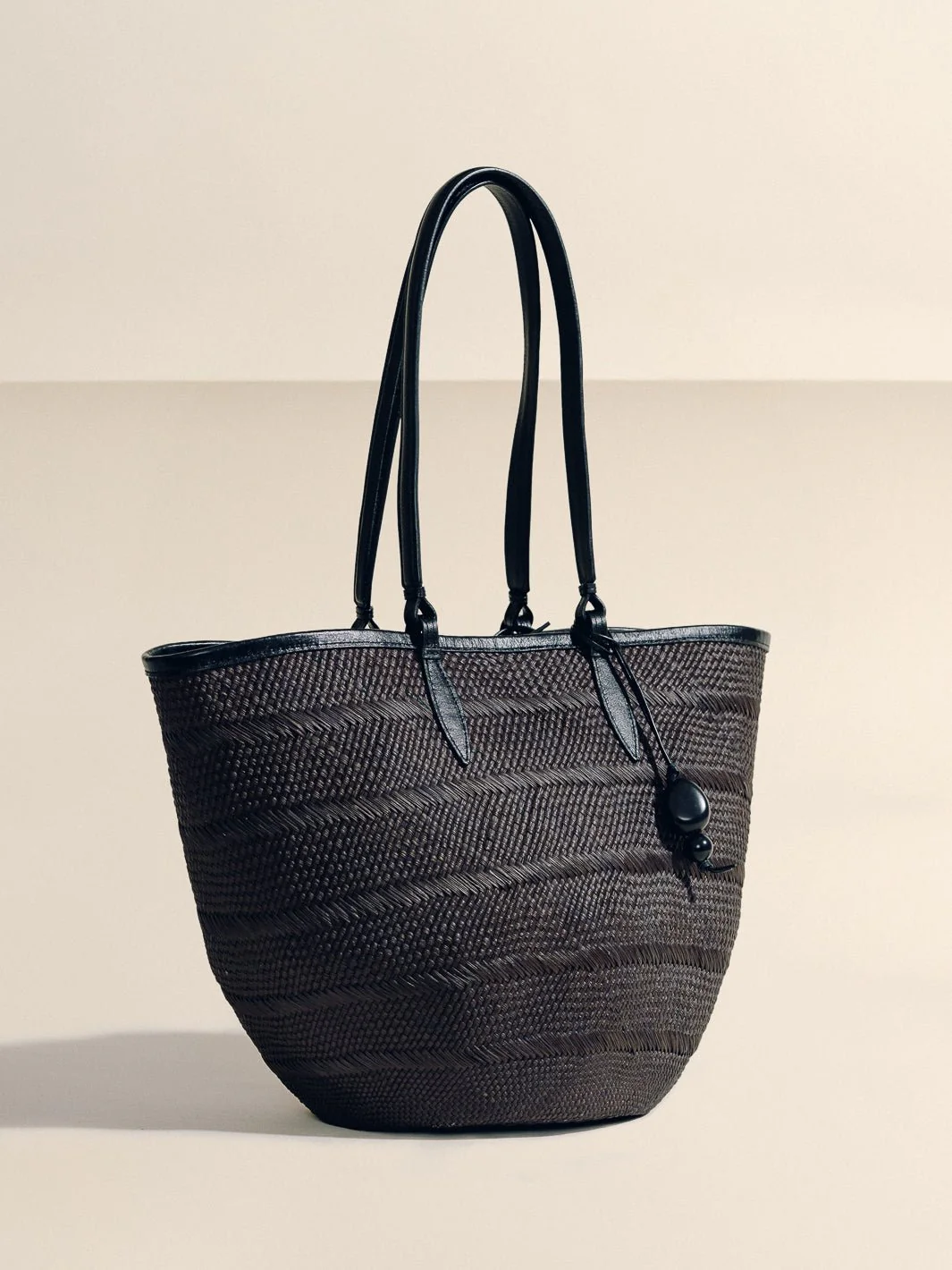 The Medium Basket in Handwoven Iraca - Image 3