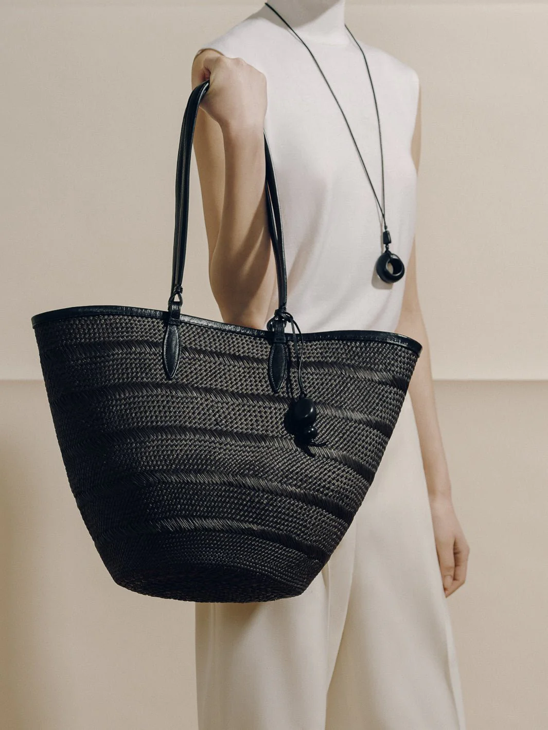 The Medium Basket in Handwoven Iraca - Image 4