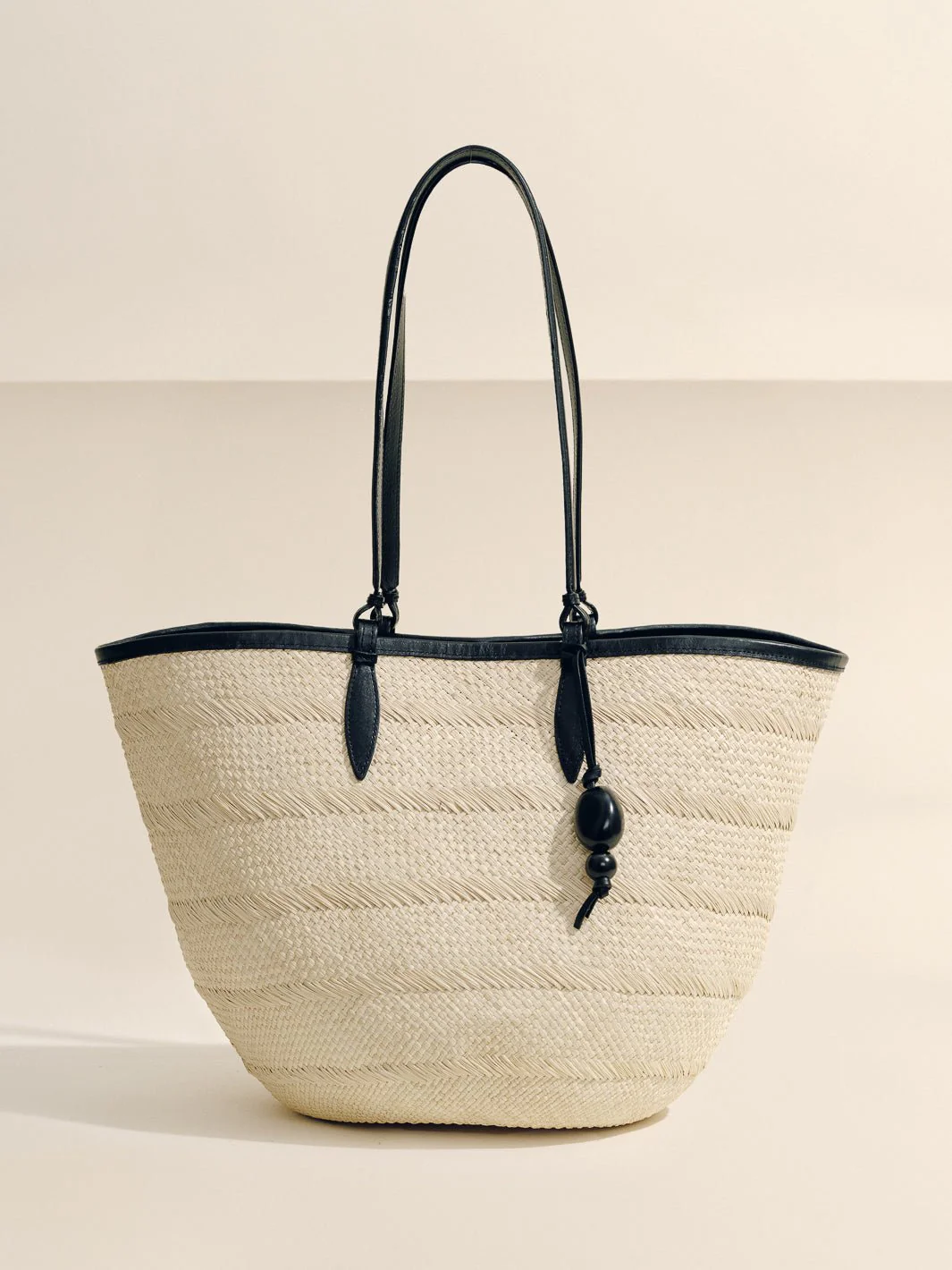 The Medium Basket in Handwoven Iraca - Image 6