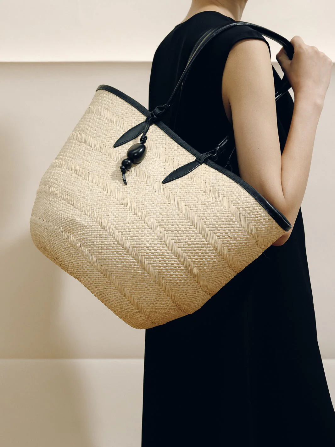 The Medium Basket in Handwoven Iraca - Image 7