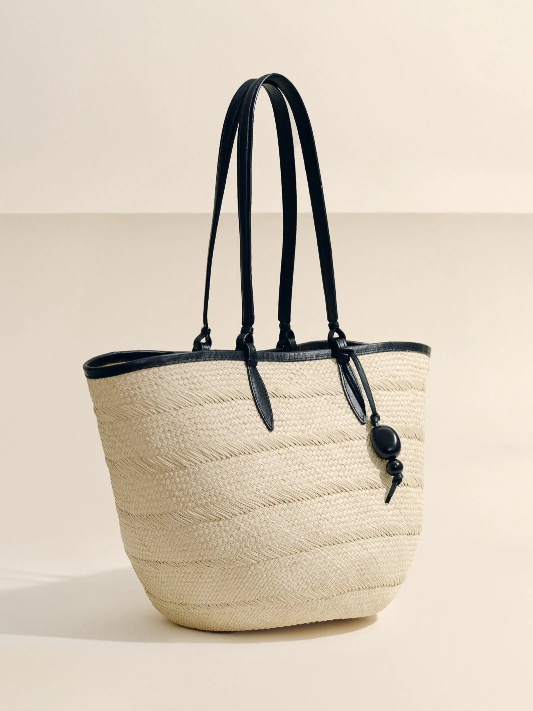 The Medium Basket in Handwoven Iraca - Image 8