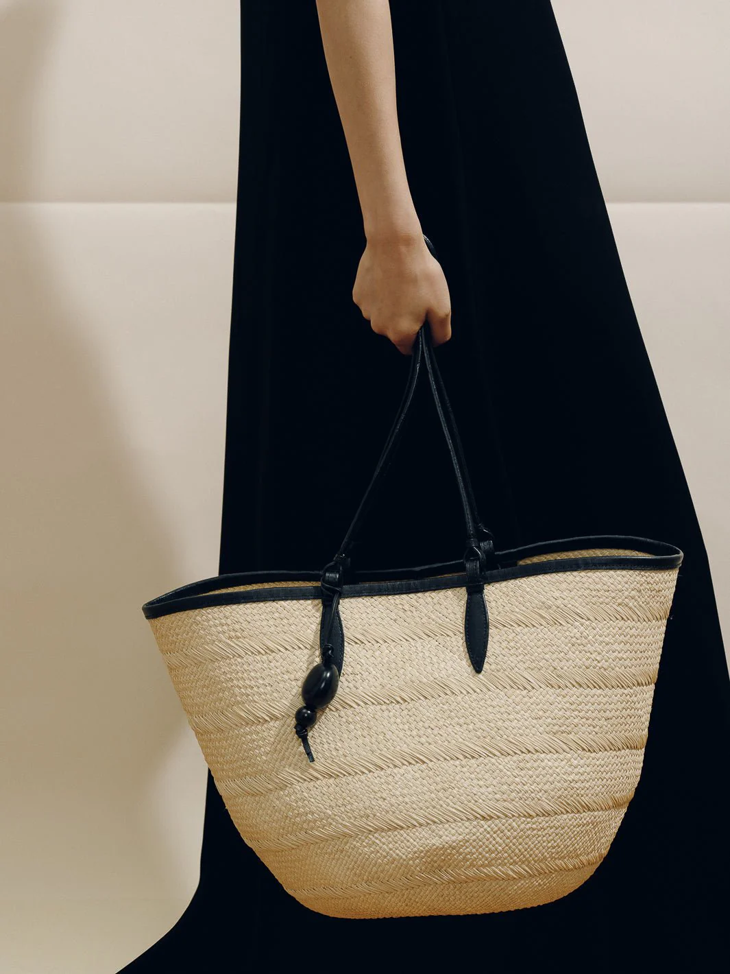 The Medium Basket in Handwoven Iraca - Image 9