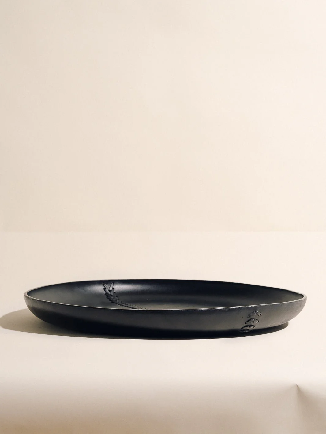 The Oversized Tray in Braided Molded Leather - Image 3