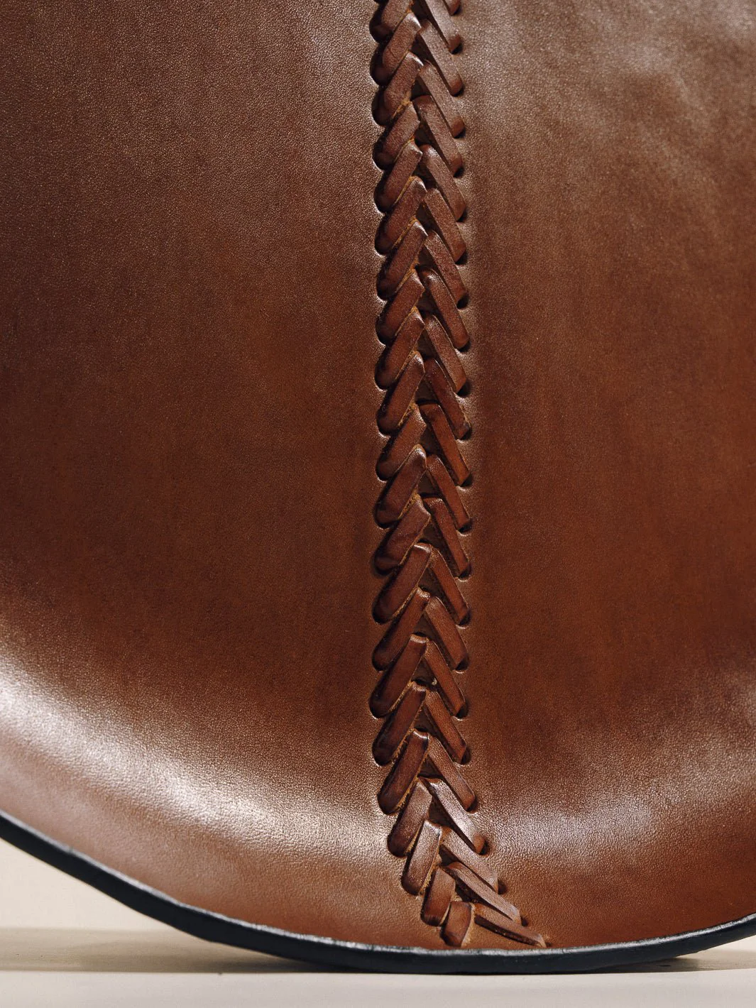 The Oversized Tray in Braided Molded Leather - Image 5