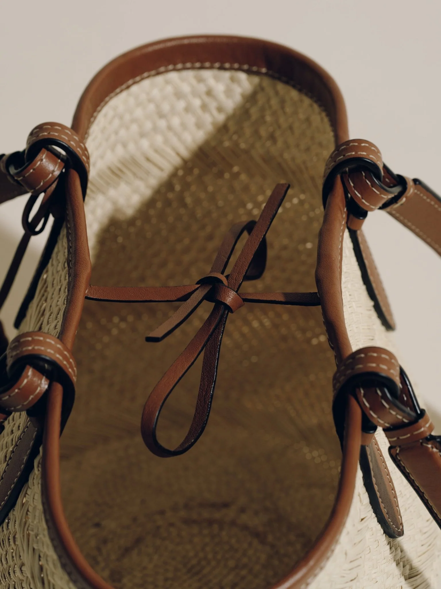 The Small Basket in Handwoven Iraca - Image 5
