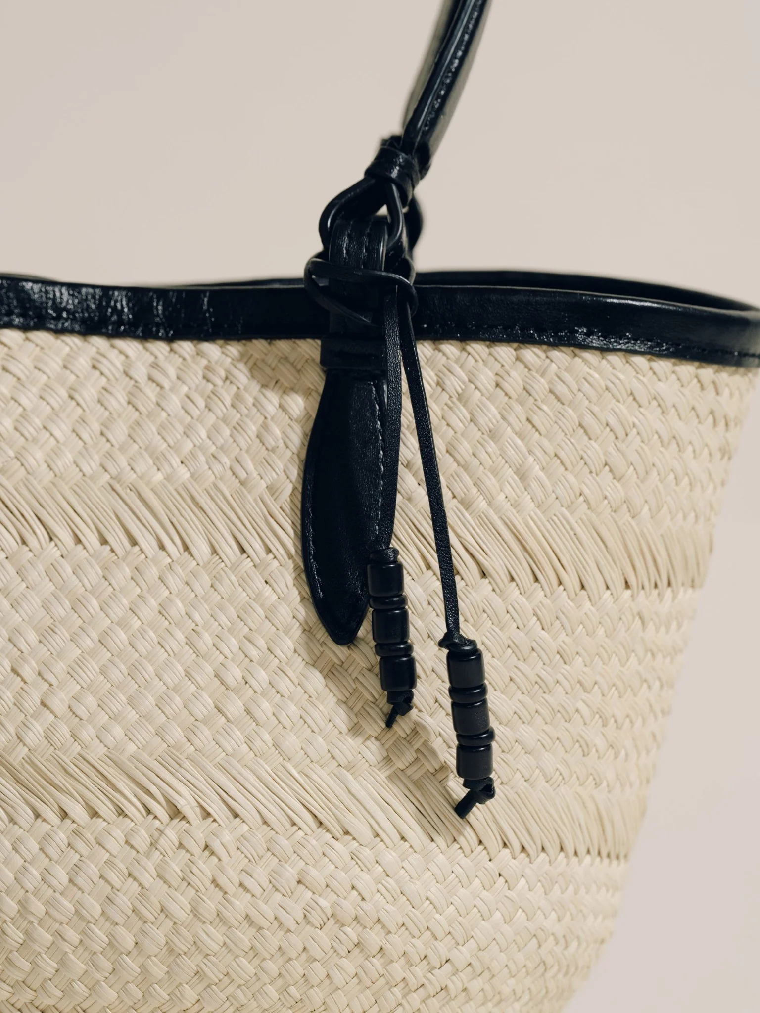 The Small Basket in Handwoven Iraca - Image 9