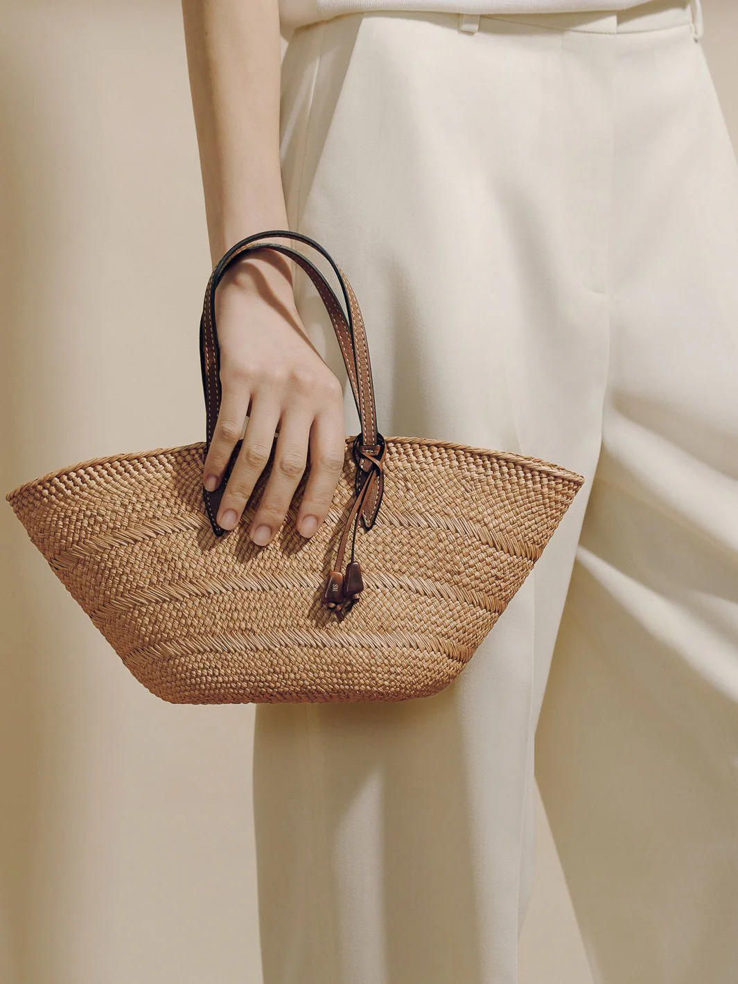 The Small Trapeze Basket in Handwoven Iraca - Image 11