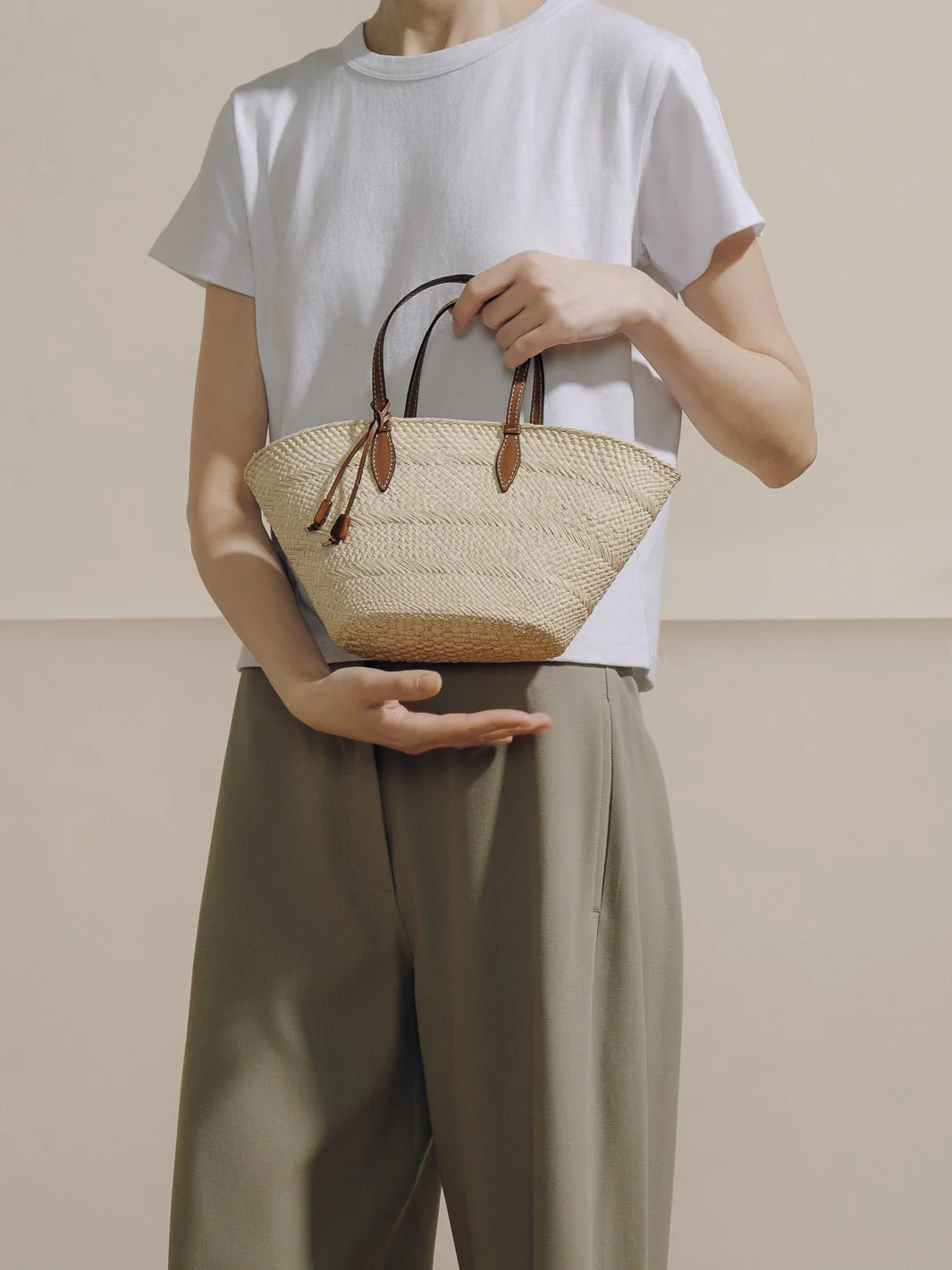 The Small Trapeze Basket in Handwoven Iraca - Image 17