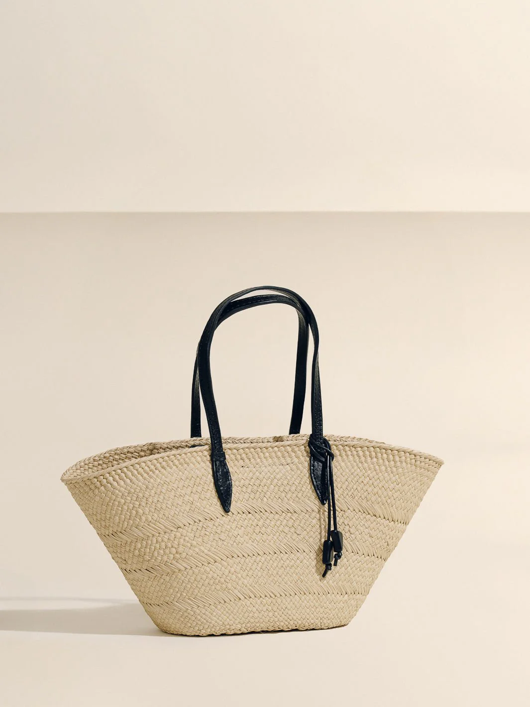 The Small Trapeze Basket in Handwoven Iraca - Image 3