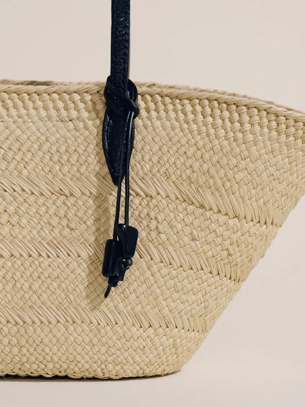 The Small Trapeze Basket in Handwoven Iraca - Image 5