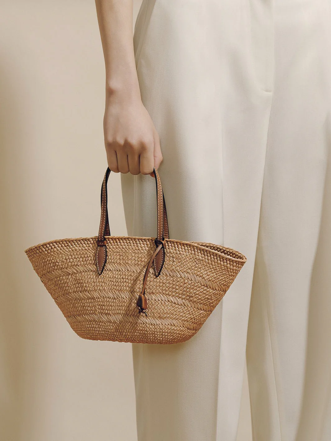 The Small Trapeze Basket in Handwoven Iraca - Image 7