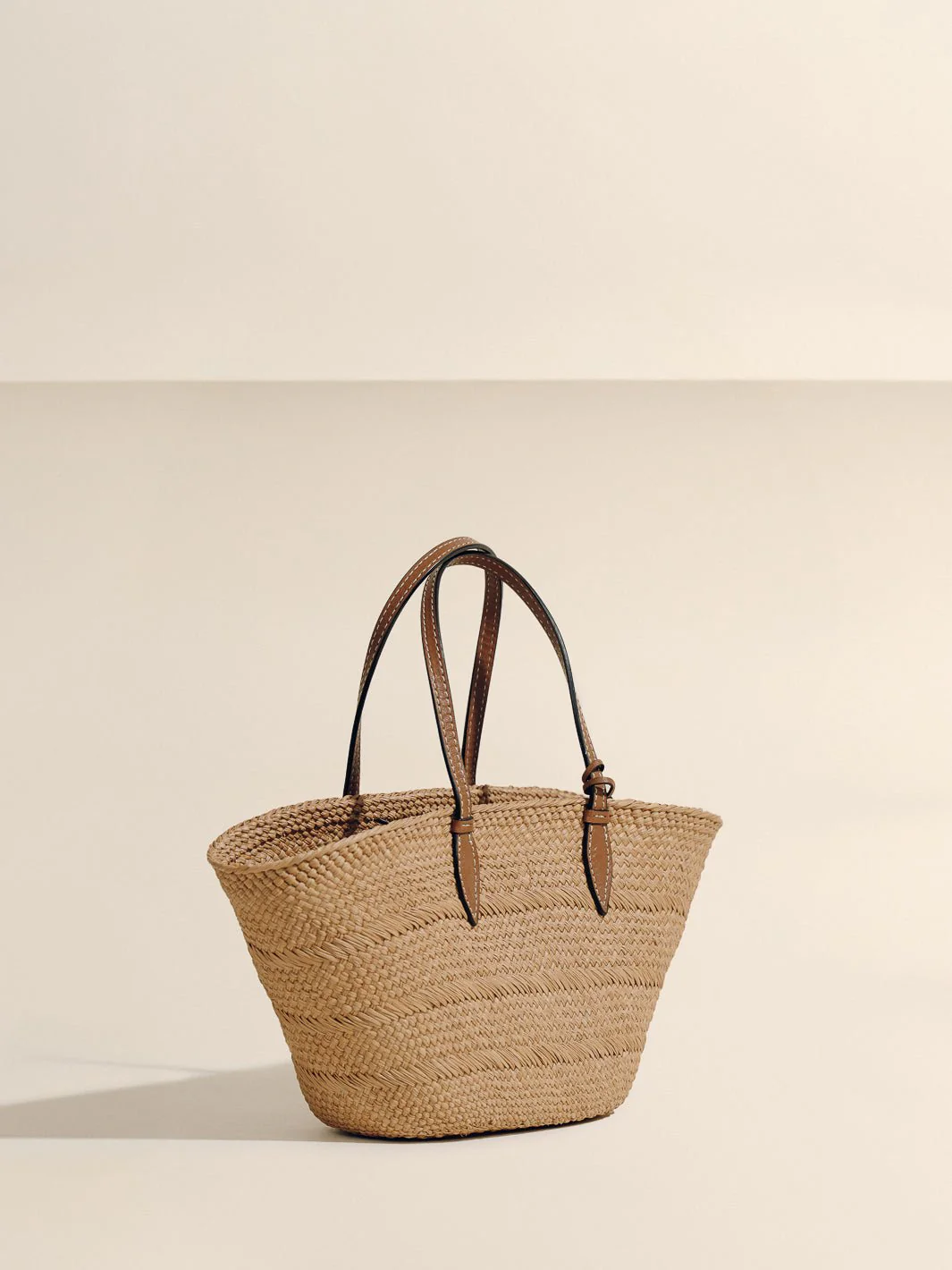 The Small Trapeze Basket in Handwoven Iraca - Image 8