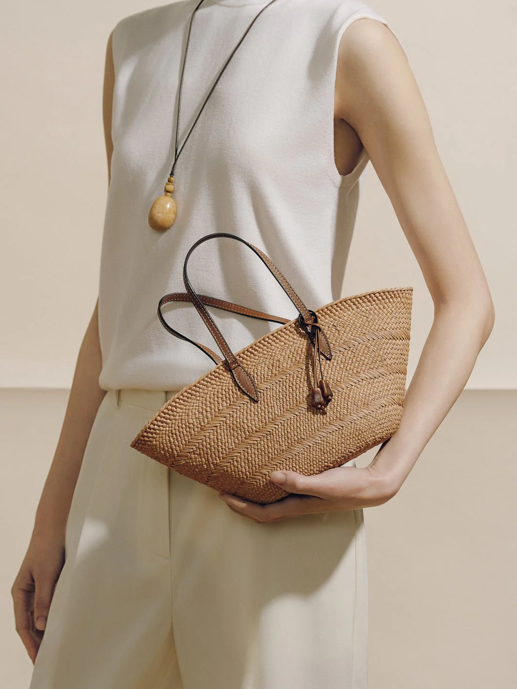 The Small Trapeze Basket in Handwoven Iraca - Image 9